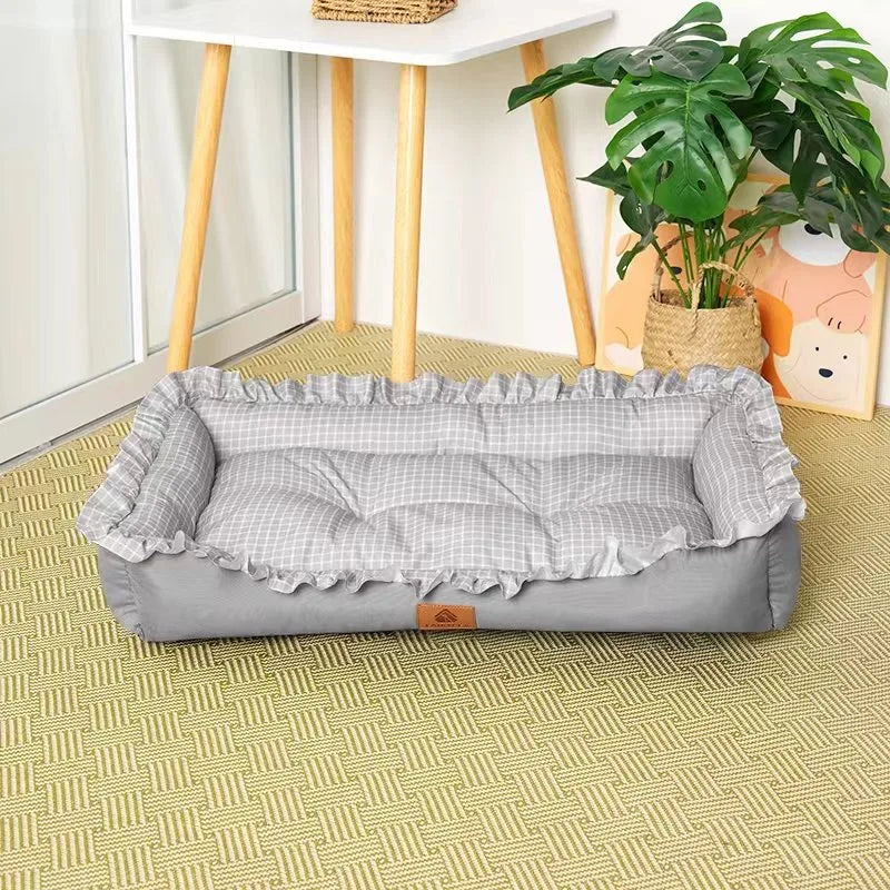 Rutig hundbädd med volangkant