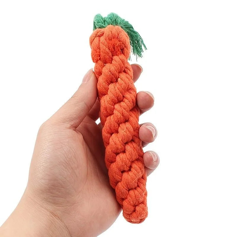 En orange morotsformad repleksak med grön ände hålls i en hand