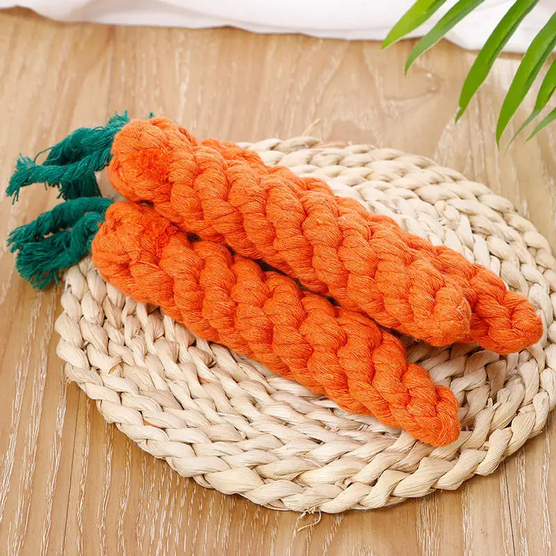 Morotsformade repleksaker i orange och grönt ligger på ett flätat underlägg